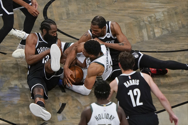  杜兰特申请交易引发连锁反应，三队展开争夺  