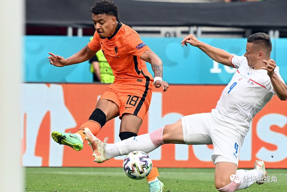 九游体育- 洛里昂后卫染红引争议，VAR介入推翻主裁初始判罚  