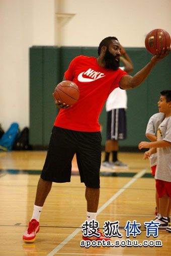 九游体育官网- 詹姆斯发起青少年篮球训练营助力社区发展