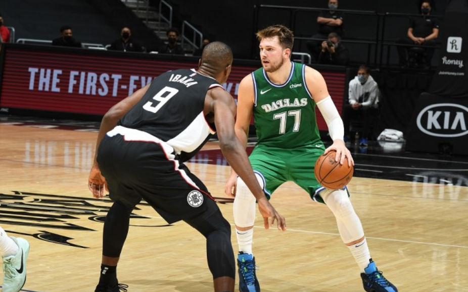  东契奇连续三双次数追平张伯伦  