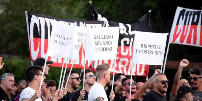 九游体育- 卡利亚里重返意甲即遭打击，南看台球迷抗议  